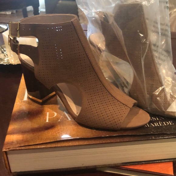 NWT TAN/TAUPE/LIGHT BROWN Louise et Cie Leather shootie/mule. Size 7M - Picture 6 of 6